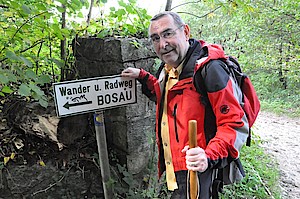 Pilgern in Ostholstein: Bosau, Horst Grümbel an einem Schild am Pilgerweg. Foto: Döbler