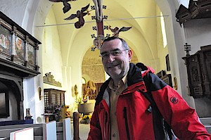 Pilgern in Ostholstein: Horst Grümbel in der Kirche St. Petri zu Bosau. Foto: Döbler